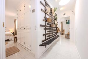 a white hallway with a wall with a shelf at Casa Hoopoe in Nazaret