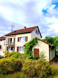 a house with ivy growing on the side of it at Charming Apartment near Nature and Mercedes in Sindelfingen