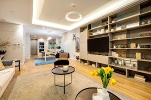Posezení v ubytování Three Bedroom, Leicester Square Duplex