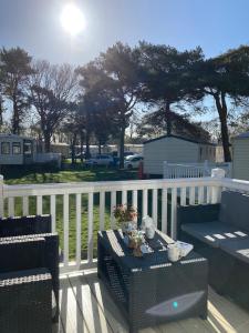モーペスにあるLuxury Caravan Cresswellのパティオ(テーブル、椅子付) +13枚の写真