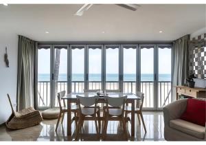 クリェラにあるEl balcón del mar - 1ª línea y frontal al marのダイニングルーム(テーブル付)が備わり、海の景色を望めます。