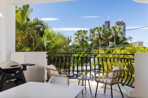 d'un balcon avec des chaises et une vue sur la ville. dans l'établissement City Haven, 2Bed, 2Bath, Parking, Balcony, à Brisbane