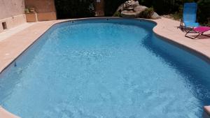 Basen w obiekcie appartement climatisé 35 m2 pour 1 couple - piscine partagée - lub w pobliżu
