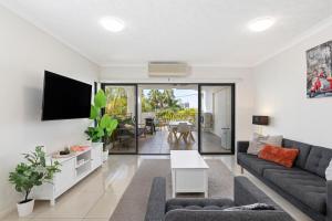 un salon avec un canapé et une télévision dans l'établissement City Haven, 2Bed, 2Bath, Parking, Balcony, à Brisbane