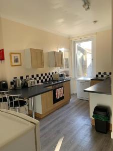 Кухня або міні-кухня у Large 2 Floor Apt near Beach & Train and Golf courses