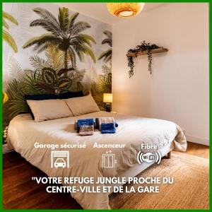 - une chambre avec un lit orné d'une fresque murale de palmiers dans l'établissement JunglAppart - Votre Refuge Jungle Proche de la Gare et du Centre-Ville, avec Garage, à Dijon