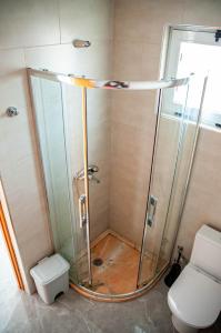 una ducha en un baño con inodoro en Brand new apartment in Mindelo, en Mindelo