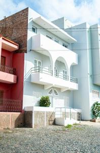 un edificio de color blanco y rojo en Brand new apartment in Mindelo, en Mindelo
