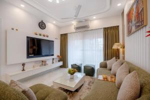 TV a/nebo společenská místnost v ubytování Cuddle Corner -Embrace Cuteness