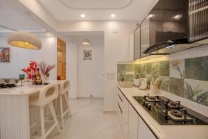 Kuchyň nebo kuchyňský kout v ubytování Cuddle Corner -Embrace Cuteness + 28 fotografií