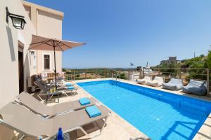Bazén v ubytování Cretan Sunny Villa nebo v jeho okolí
