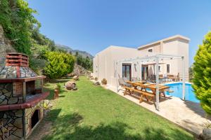 Bazén v ubytování Cretan Sunny Villa nebo v jeho okolí