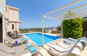 Bazén v ubytování Cretan Sunny Villa nebo v jeho okolí