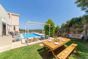 Bazén v ubytování Cretan Sunny Villa nebo v jeho okolí
