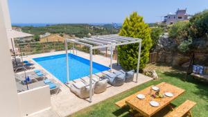 Bazén v ubytování Cretan Sunny Villa nebo v jeho okolí