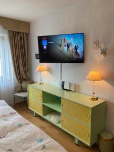 TV a/nebo společenská místnost v ubytování Golden Rooms