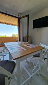 キャヴァレール・シュル・メールにあるStudio paisible belle vue et proche de la merの窓のある部屋にあるテーブルと椅子