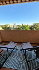 キャヴァレール・シュル・メールにあるStudio paisible belle vue et proche de la merの眺めの良い窓の前に椅子2脚