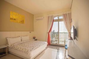 Un dormitorio con una cama y una ventana grande. en Country House Homestay, en Jinning