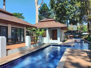 Bazén v ubytování Chang Buri Resort & Koh Chang Hillside nebo v jeho okolí