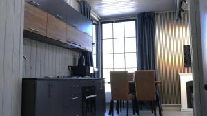 Η κουζίνα ή μικρή κουζίνα στο WoodNess Guest House Spacious 3BR Sauna BBQ area +12 φωτογραφίες