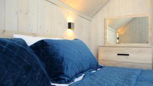 Ένα ή περισσότερα κρεβάτια σε δωμάτιο στο WoodNess Guest House Spacious 3BR Sauna BBQ area