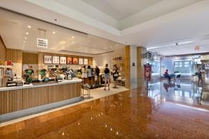 ein Einkaufszentrum mit Leuten, die durch ein Geschäft laufen in der Unterkunft The Grand Wonder Biscayne in Miami + 42 Fotos