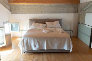 A bed or beds in a room at Relais Casale Valigi