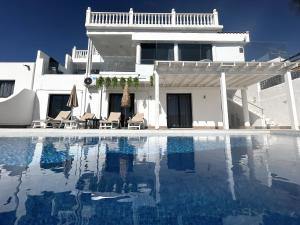 Bazén v ubytování Villa Las Vistas Costa Adeje nebo v jeho okolí