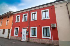 维罗纳Italstay - Nuova Residenza Romeo - Affittacamere的街道上一栋有白色窗户的红色建筑