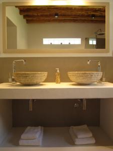 ein Badezimmer mit zwei Waschbecken und einem Spiegel in der Unterkunft Sa Tanca den Marines ETV 1272 E in Sant Carles de Peralta