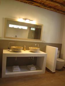 ein Badezimmer mit zwei Waschbecken und einem Spiegel in der Unterkunft Sa Tanca den Marines ETV 1272 E in Sant Carles de Peralta + 32 Fotos