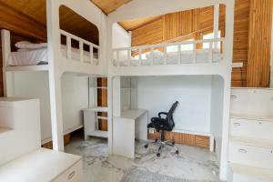 Palanda nebo palandy na pokoji v ubytování The Elevia, Jibhi