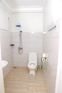 un bagno bianco con un water e un lavandino di Kirungi Vacation Homes a Fort Portal