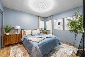 Ένα ή περισσότερα κρεβάτια σε δωμάτιο στο Pool Table and Fireplace by LCP Collection