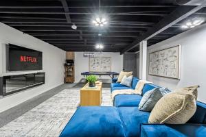 Χώρος καθιστικού στο Pool Table and Fireplace by LCP Collection