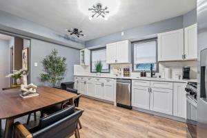 Η κουζίνα ή μικρή κουζίνα στο Pool Table and Fireplace by LCP Collection