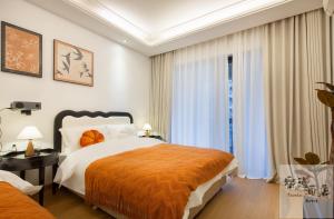 Voodi või voodid majutusasutuse Su Man Designer River View Hotel宿漫设计师江景酒店重庆洪崖洞店 toas