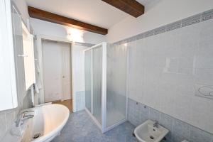 Ένα μπάνιο στο La Casa di Amelia +4 φωτογραφίες