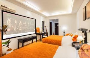 TV a/nebo společenská místnost v ubytování Su Man Designer River View Hotel宿漫设计师江景酒店重庆洪崖洞店