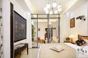 Voodi või voodid majutusasutuse Su Man Designer River View Hotel宿漫设计师江景酒店重庆洪崖洞店 toas