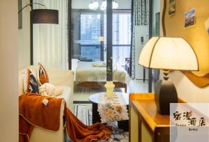 Voodi või voodid majutusasutuse Su Man Designer River View Hotel宿漫设计师江景酒店重庆洪崖洞店 toas