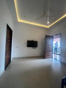 TV a/nebo společenská místnost v ubytování Riverside Resort Yelagiri + 33 fotografií