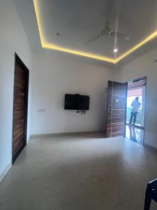 TV a/nebo společenská místnost v ubytování Riverside Resort Yelagiri
