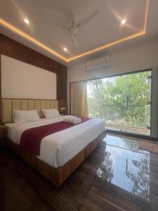 Postel nebo postele na pokoji v ubytování Riverside Resort Yelagiri