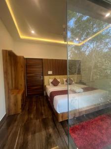 Postel nebo postele na pokoji v ubytování Riverside Resort Yelagiri