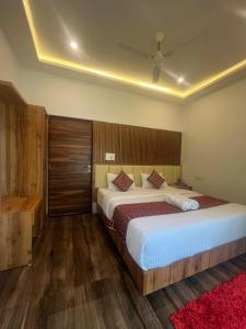 Postel nebo postele na pokoji v ubytování Riverside Resort Yelagiri