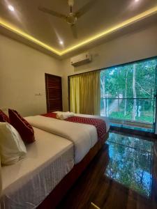 Postel nebo postele na pokoji v ubytování Riverside Resort Yelagiri