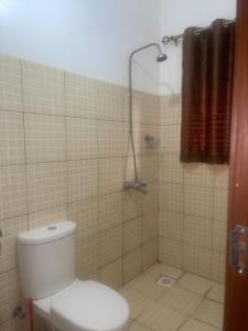 Un baño con ducha y un inodoro. en Home away from home, en Moshi