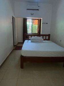 una cama en una habitación con ventana en Home away from home, en Moshi